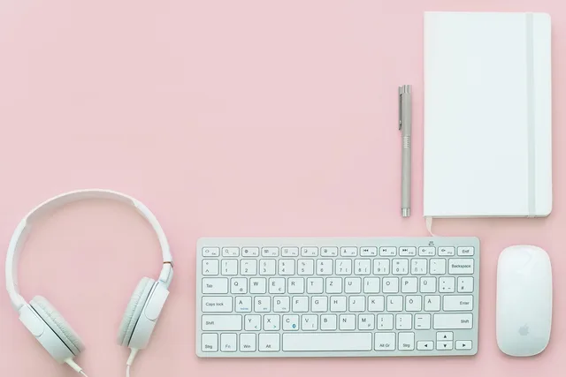 workplace, office, desk, 4k wallpaper, mac wallpaper, hd wallpaper, free background, keyboard, mouse, headphones, desktop backgrounds, notebook, free wallpaper, full hd wallpaper, beautiful wallpaper, office table, pink, windows wallpaper, pastel, wallpaper 4k, background, computer, 4k wallpaper 1920x1080, cool backgrounds, home office, laptop wallpaper, technology, wallpaper hd, mockup, digitization, notes, copy space. Lönekartläggning enligt diskrimineringslagen: så gör ni steg för steg